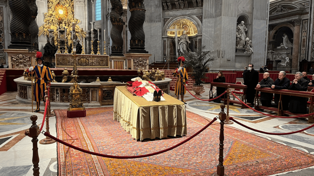 Miles de personas despiden a Benedicto XVI