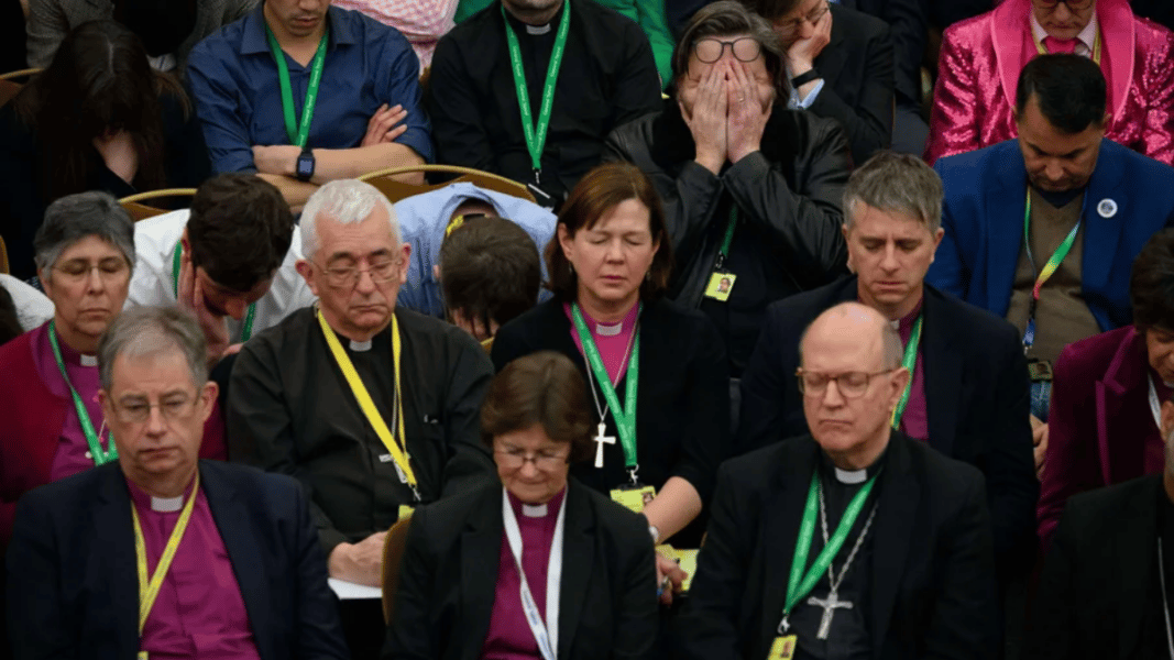 La Iglesia de Inglaterra aprueba la bendición de parejas homosexuales