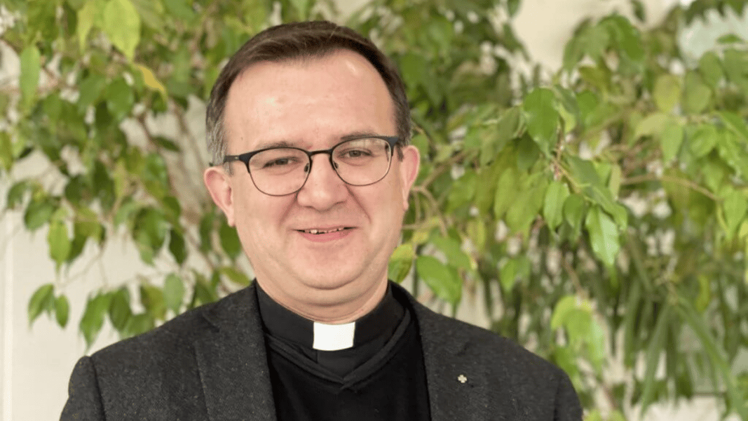 Abandona el sacerdocio el rector de la catedral de Orleans