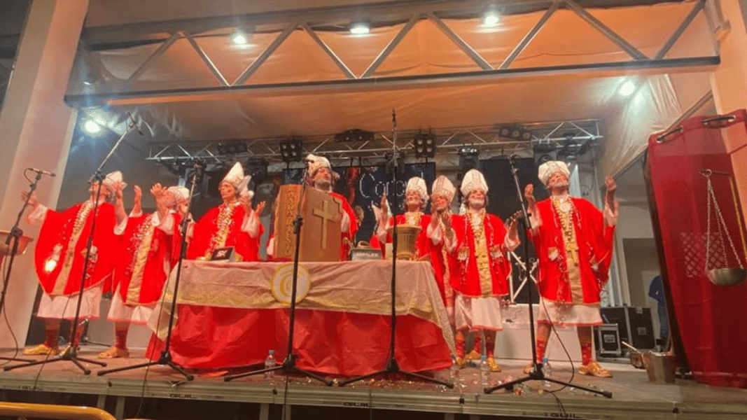 Chirigota disfrazados de obispos ‘reparte la comunión’ al candidato del PP de Pedro Muñoz