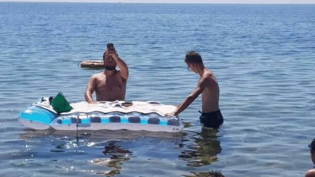 Absuelto el cura italiano que celebró la Misa en una colchoneta en la playa