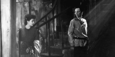 1946: Sir John Gielgud (1904 - 2000) como Raskolnikov en una escena de 'Crimen y castigo' en el Nuevo Teatro. (Foto de Denis De Marney/Hulton Archive/Getty Images)