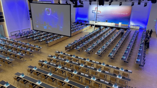El 90% de los obispos alemanes reunidos en una sala de conferencias preparada para debatir sobre doctrina y sexualidad
