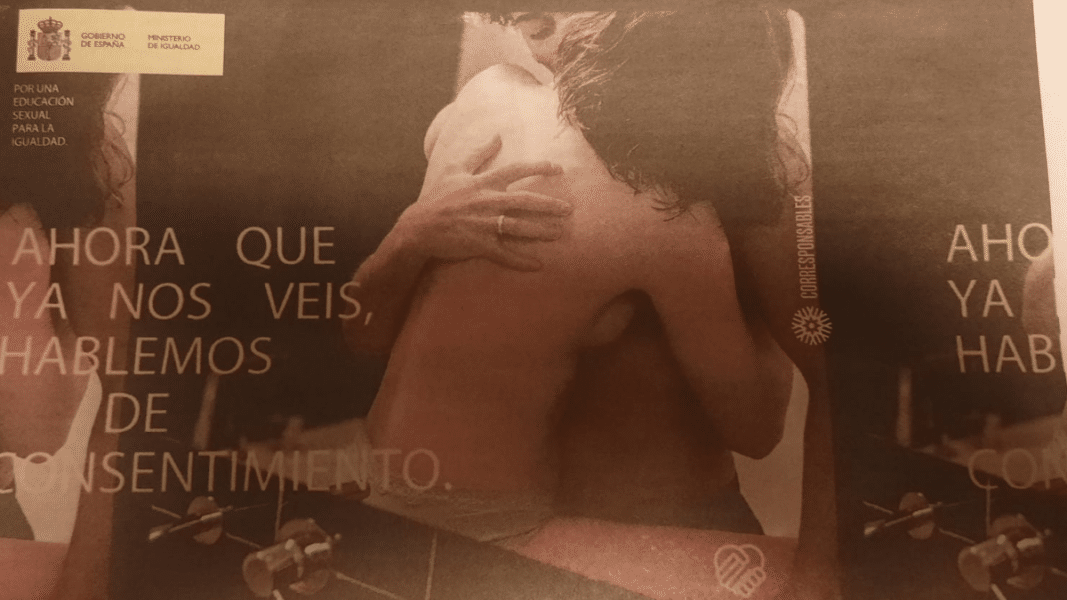 Abogados Cristianos solicita la retirada de la campaña de Igualdad que contiene imágenes explícitas de mujeres practicando sexo