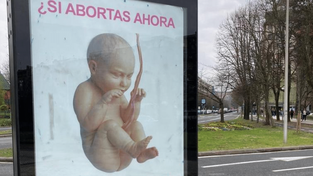 Abren diligencias contra el cartel ofensivo en San Sebastián contra la Iglesia