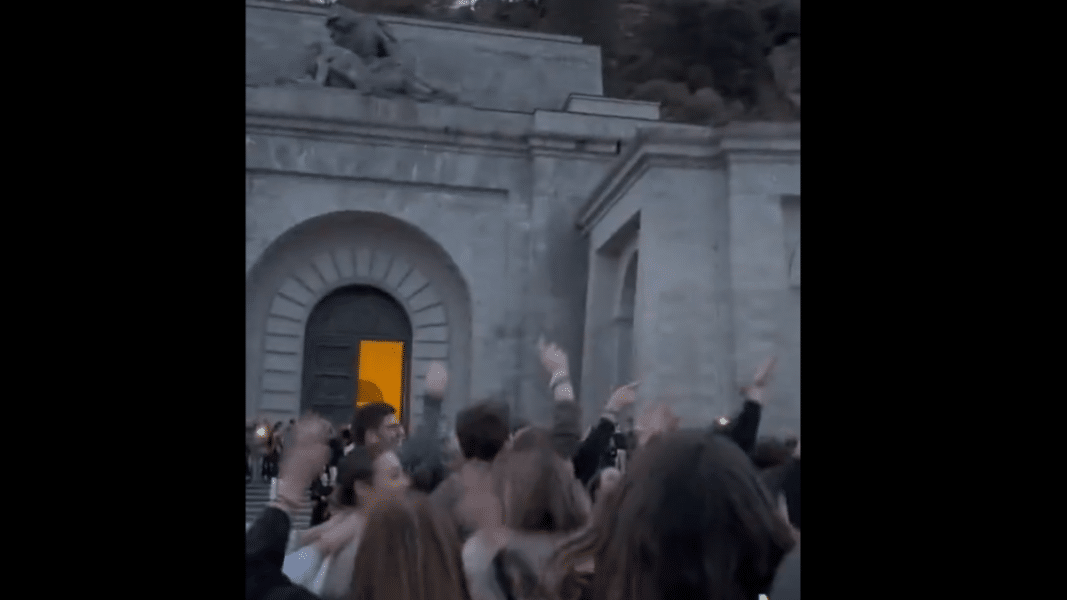 Polémica por un vídeo de jóvenes bailando en la explanada del Valle de los Caídos