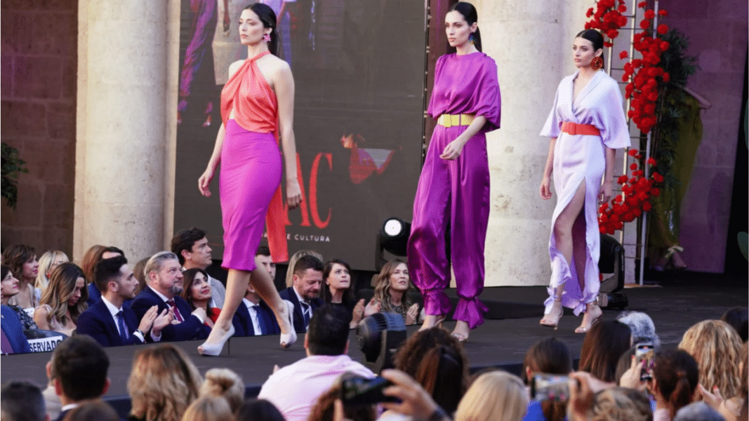 Convierten el claustro de la catedral de Almería en una pasarela de modelos