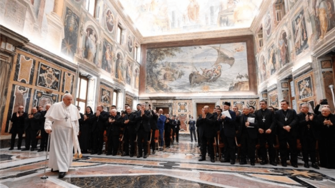 El Papa a los seminaristas: «Es muy triste cuando encuentras sacerdotes que son funcionarios»
