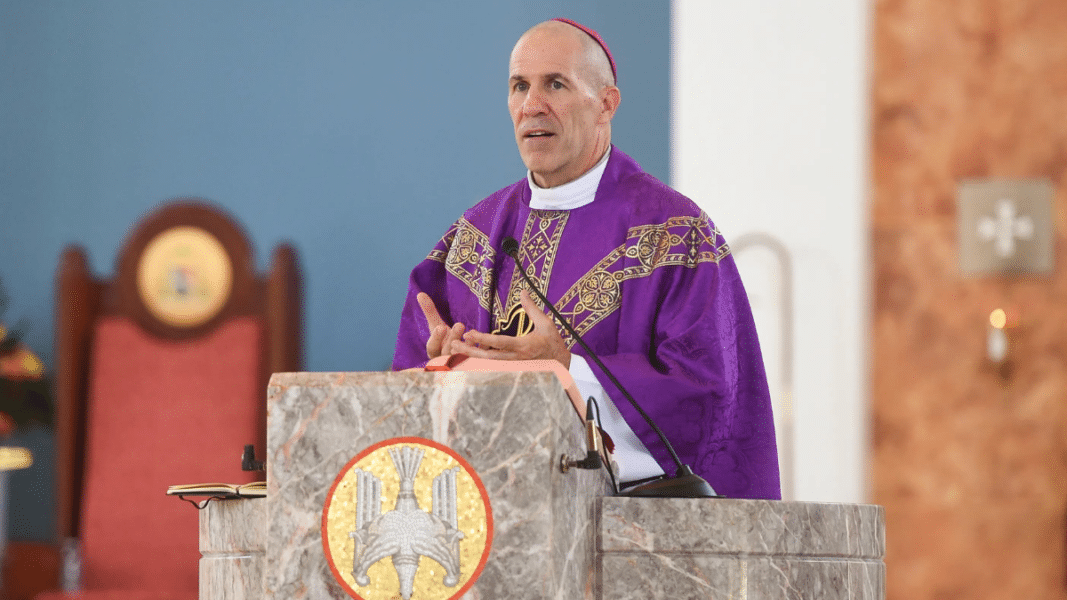 Renuncia un obispo de Estados Unidos con 64 años