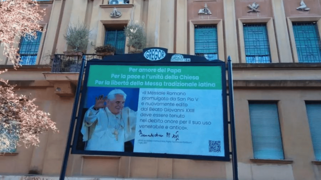 Campaña a favor de la Misa Tradicional en las fachadas de Roma