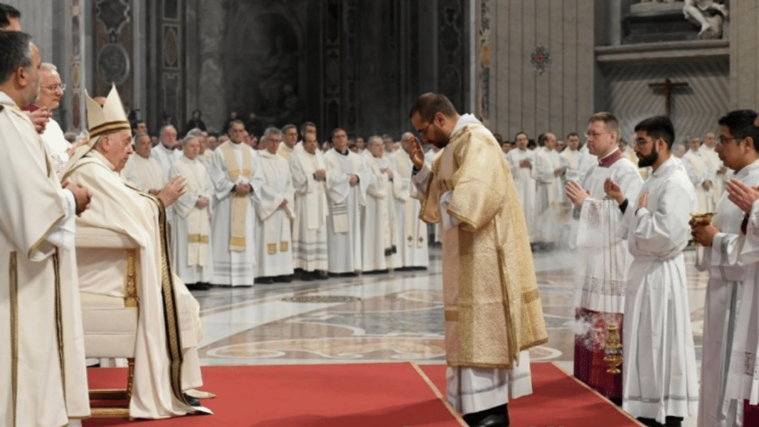 Francisco alerta contra las tentaciones que afectan a los sacerdotes