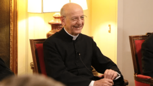 El prelado del Opus Dei sonríe durante un encuentro informal