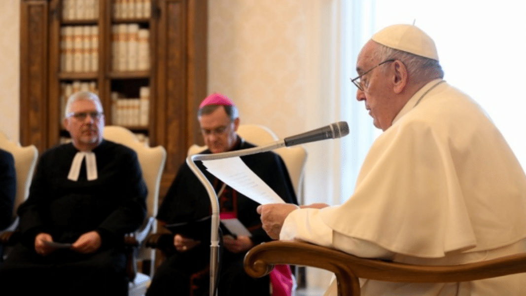 El Papa pide «la creación de modelos económicos nuevos y clarividentes» para frenar el cambio climático