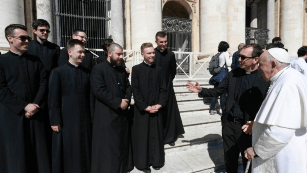 Francisco: «Los monjes son el corazón palpitante del anuncio»