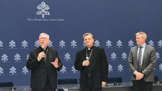 Conversación de los Cardenales Hollerich y Grech con los periodistas en la Oficina de Prensa de la Santa Sede, miércoles 26 de abril de 2023.