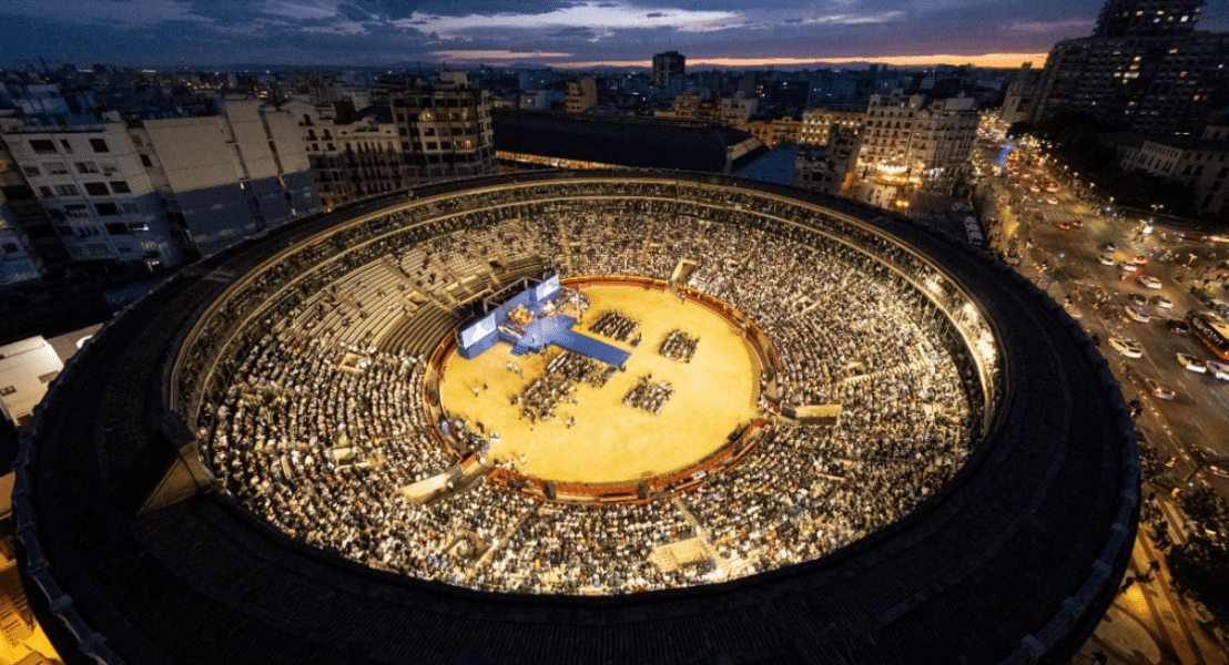 Miles de personas abarrotan la plaza de toros de Valencia en una gran vigilia diocesana