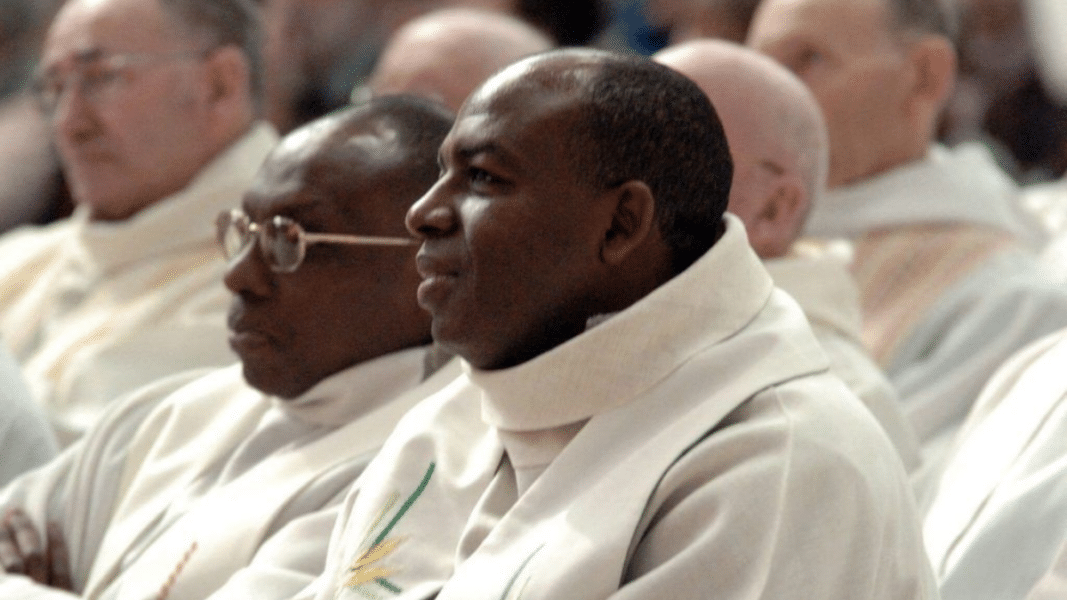 El Papa expulsa a un controvertido cura ruandés que vivía en Francia