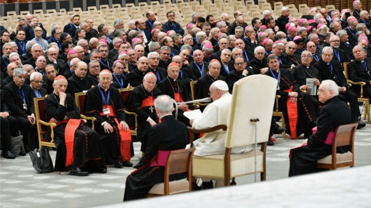 El Papa con los participantes en el encuentro nacional de lode referentes diocesanos del Camino Sinodal italiano (Vatican Media)