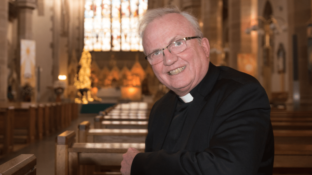 Obispo irlandés alerta de que la falta de curas pone en peligro la celebración de funerales