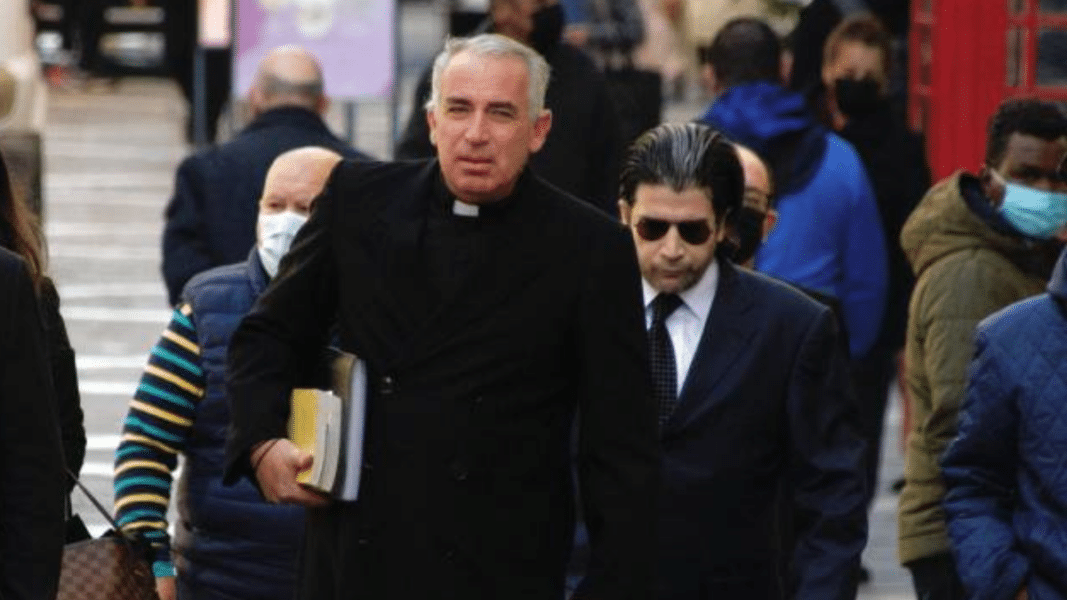 Condenan por delito de odio a un cura en Malta por decir que «ser gay es peor que estar poseído»