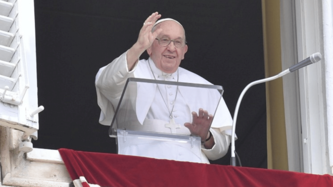 Francisco: «Con la señal de la cruz, recordamos cuánto nos ha amado Dios»