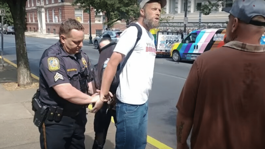 Arrestan a un hombre por leer en alto la Biblia en un desfile del Orgullo