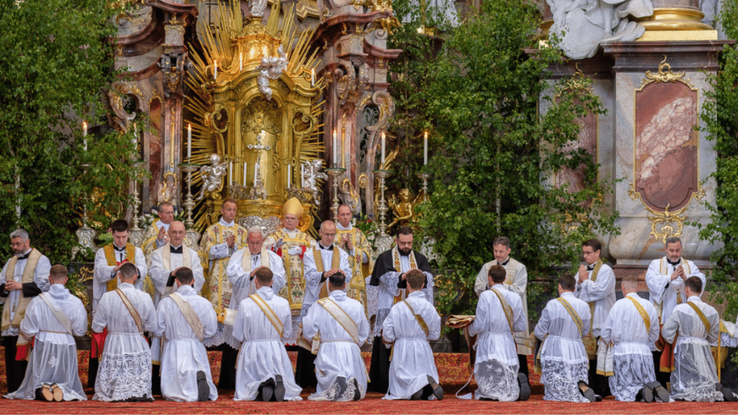 El obispo Meier ordena a diez sacerdotes de la FSSP en Alemania