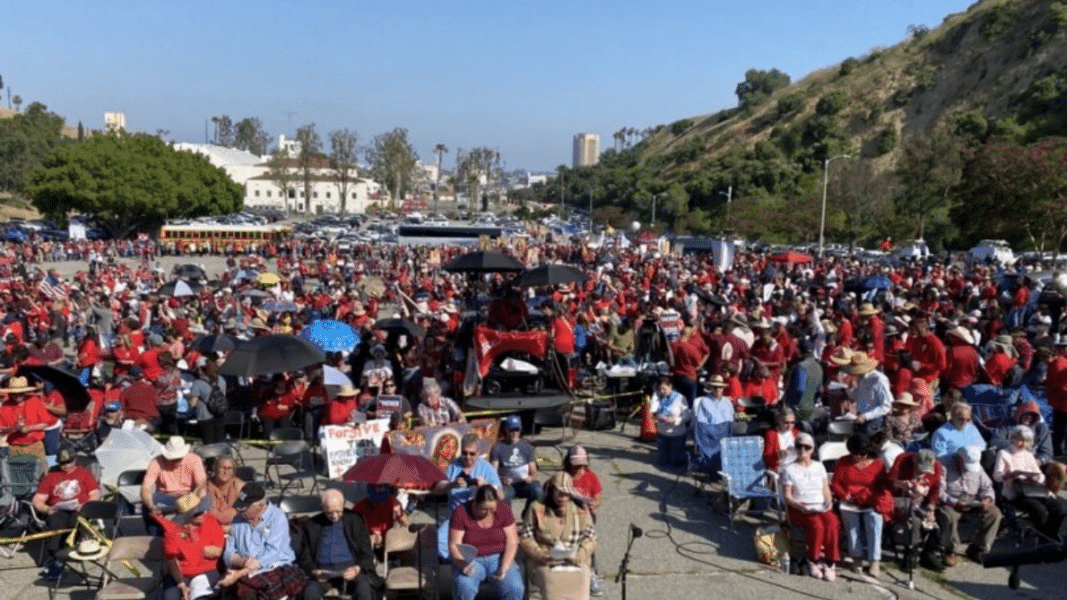 Miles de católicos protestan frente al estadio de los Dodgers por los honores a un grupo blasfemo
