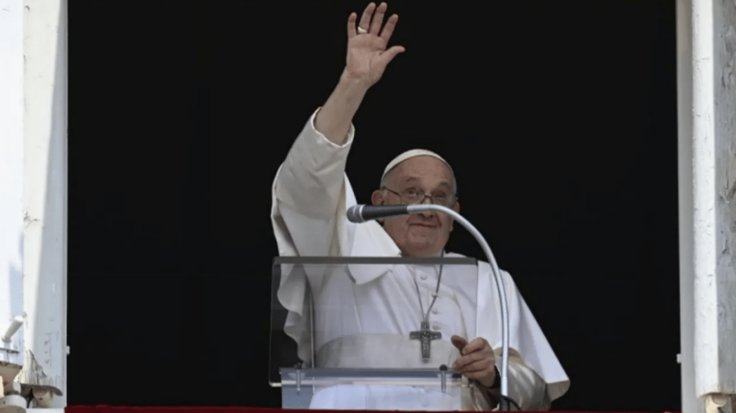 El Papa en su primer Ángelus tras la operación: «Me dejan siempre perplejos los ‘parlanchines’ con su mucho hablar y no hacer nada»