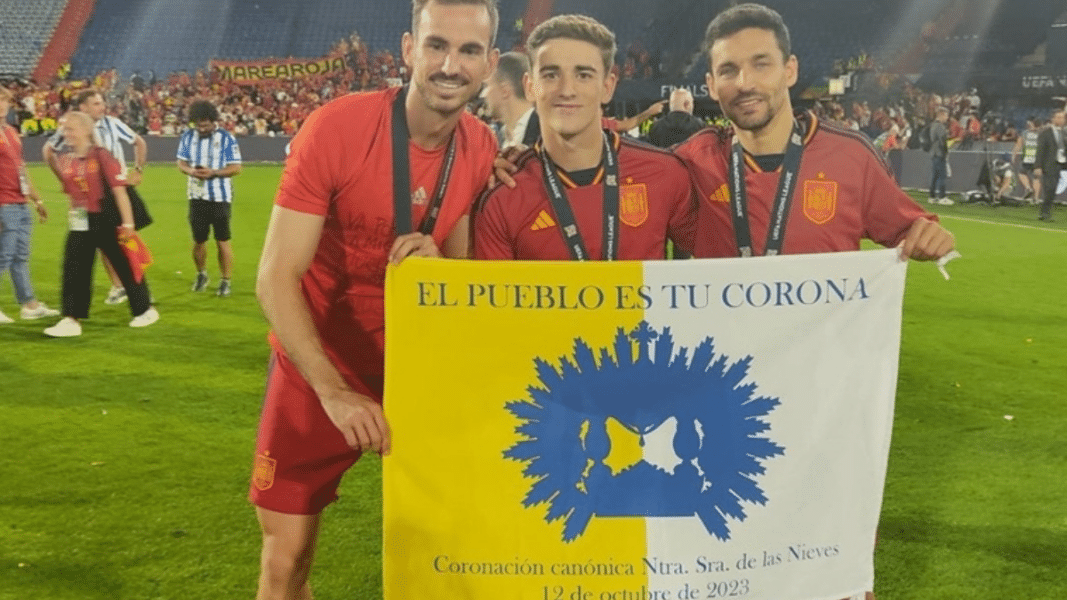 Los jugadores Fabián, Gavi y Jesús Navas con la bandera de la coronación de la Virgen de las Nieves de los Palacios