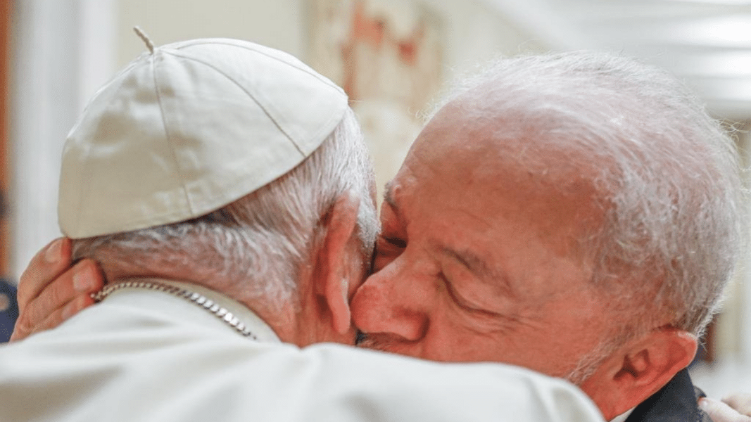 El Papa recibe con un caluroso abrazo en el Vaticano al presidente Lula da Silva