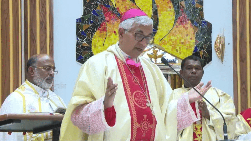 Libertad bajo fianza para obispo y monja indios acusados de convertir a unos niños