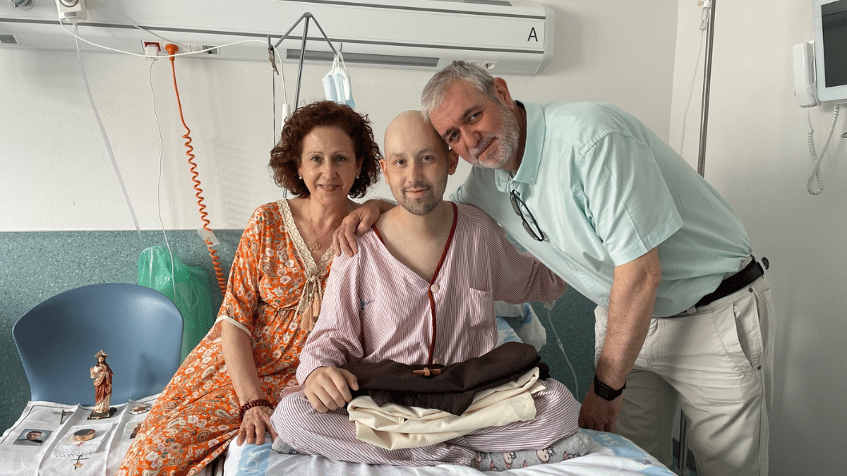 Pablo acompañado de sus padres en el hospital