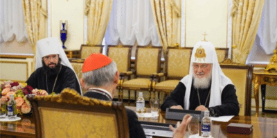 El cardenal Zuppi conversa con el Patriarca Kirill