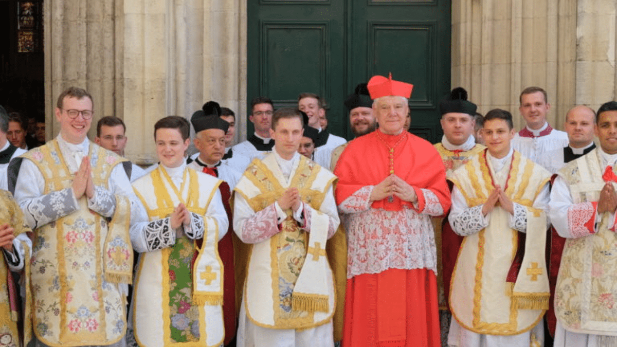 El cardenal Müller con los seis nuevos sacerdotes