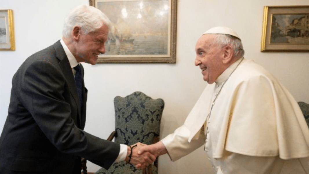 El Papa recibe en audiencia a Bill Clinton y al heredero de George Soros
