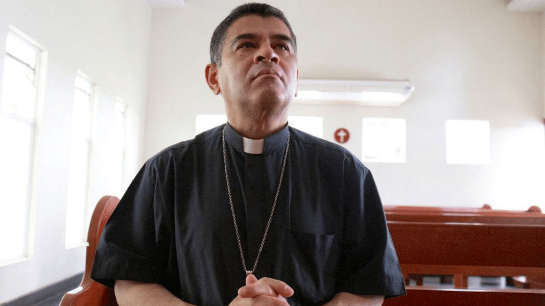 El obispo Rolando Álvarez renuncia al exilio y vuelve a entrar en la cárcel