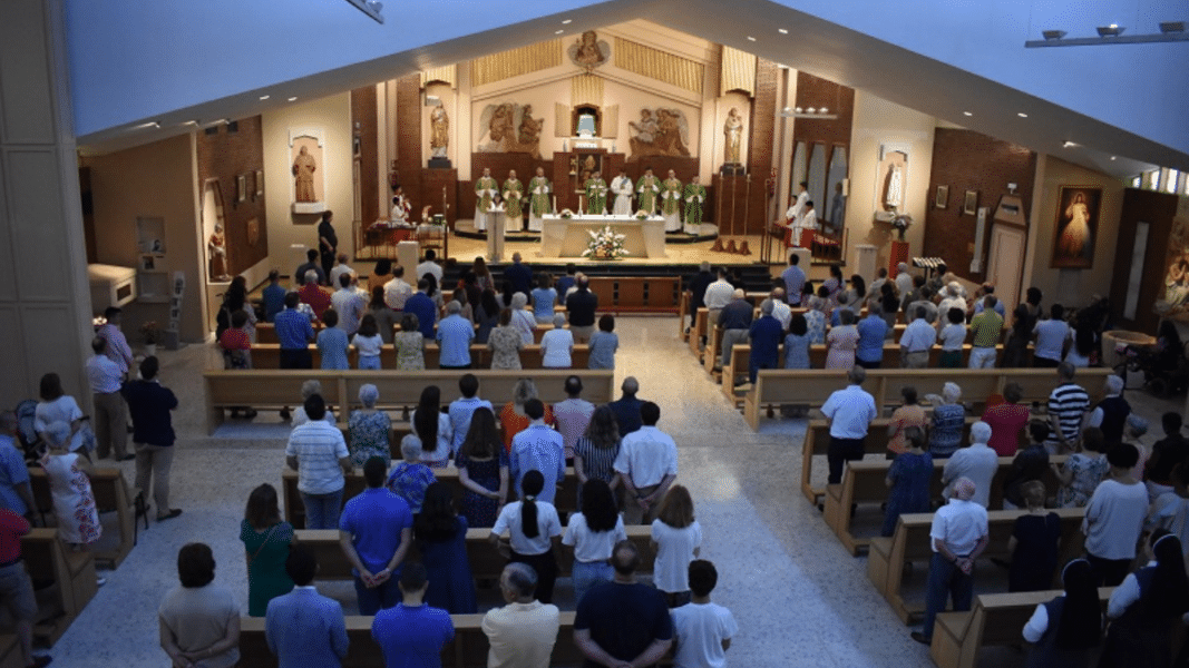 El arzobispo José Cobo celebra su segunda Misa pública en una parroquia encomendada a sacerdotes del Opus Dei en Vallecas