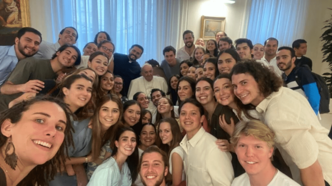 El Papa recibe a un grupo de jóvenes del Regnum Christi