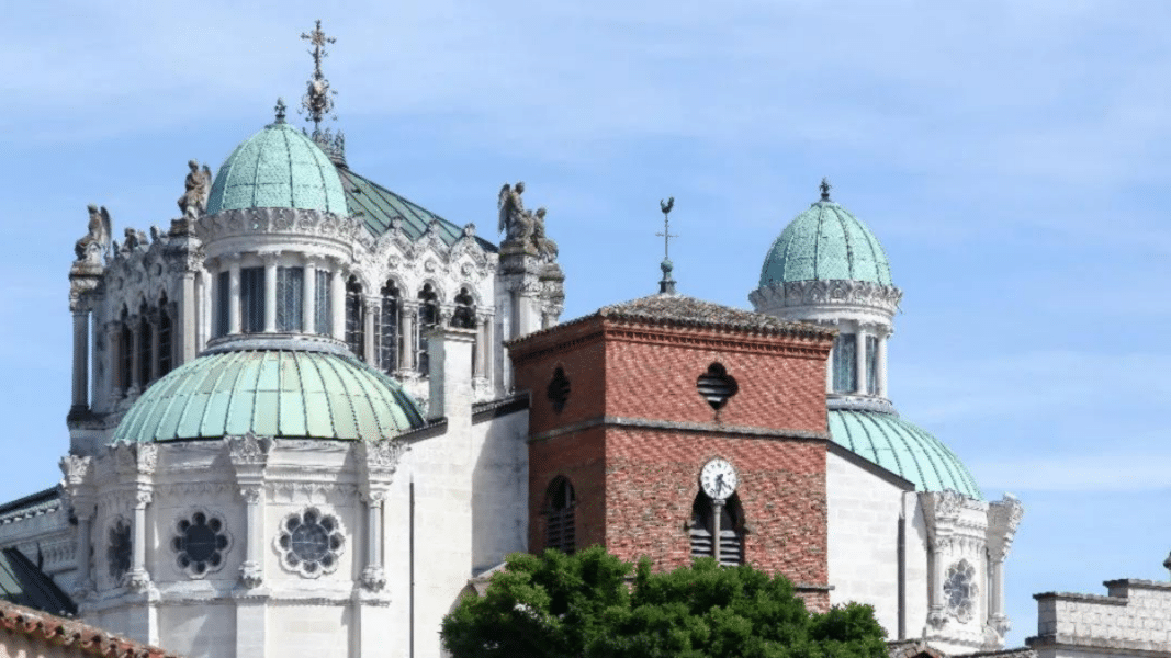 Obispo francés prohíbe celebrar la Misa tradicional en público en el santuario de Ars