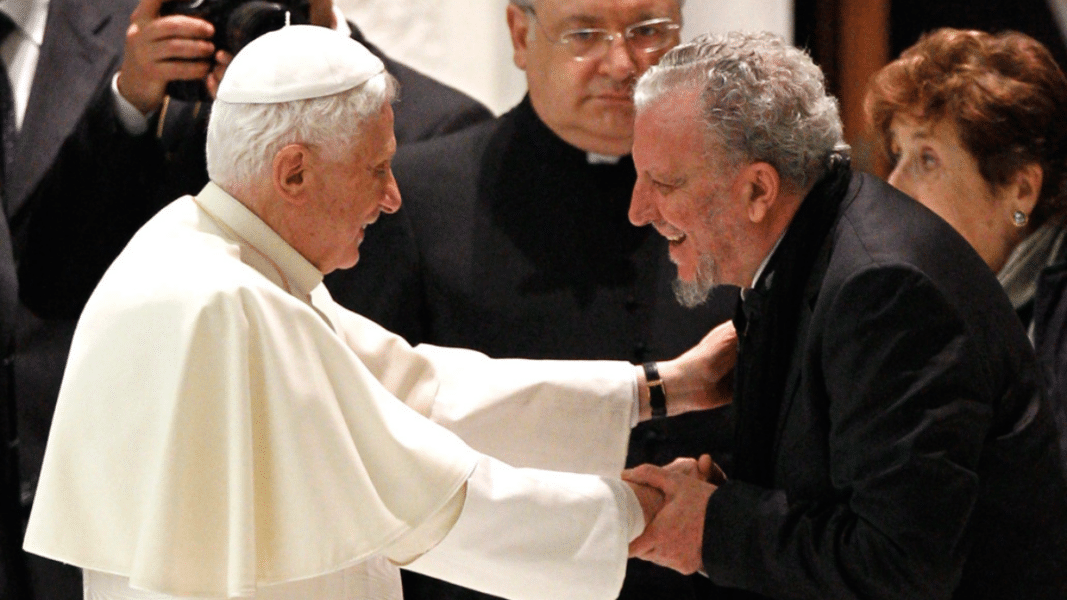 Kiko Argüello saludando a Benedicto XVI en 2011