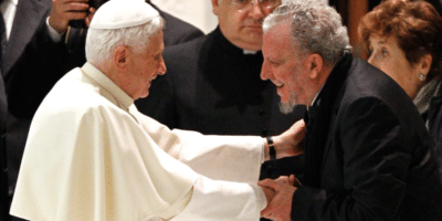 Kiko Argüello saludando a Benedicto XVI en 2011