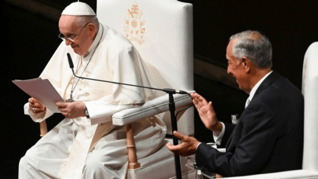 Francisco durante su discurso ante las autoridades de Portugal