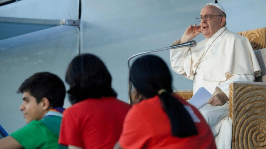 El Papa Francisco confiesa a dos peregrinos
