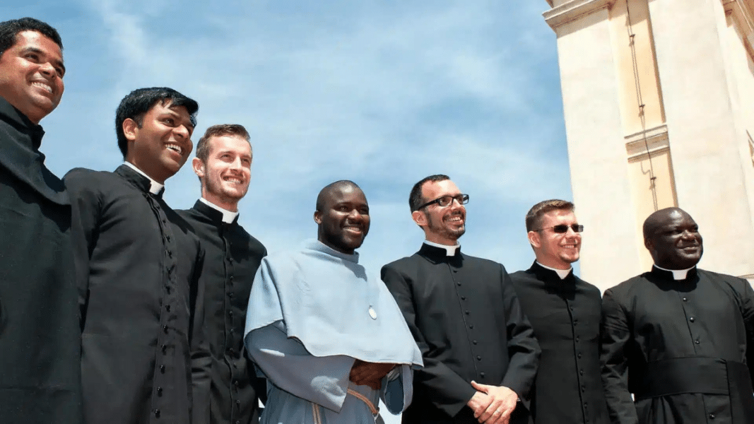 La Fundación CARF celebra su tradicional mercadillo solidario a beneficio de la formación de sacerdotes diocesanos