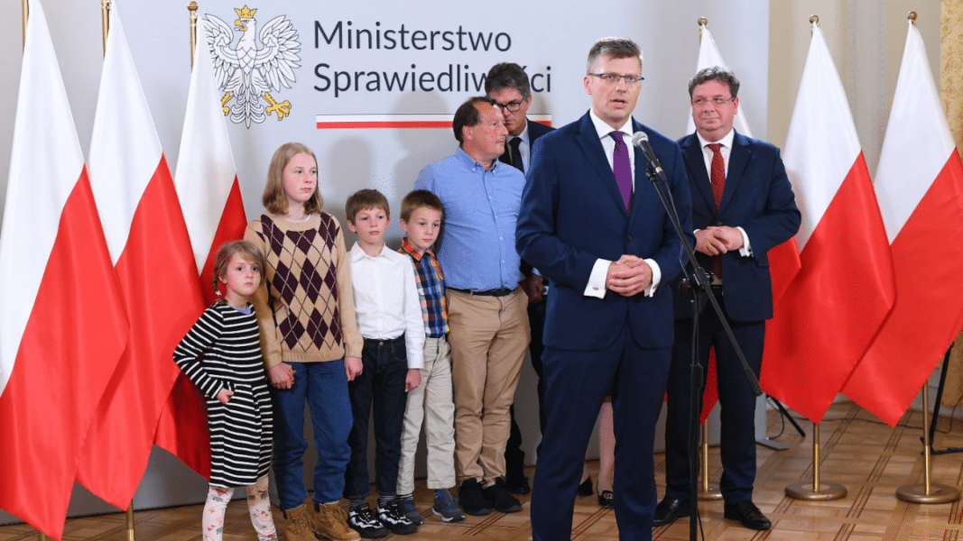 Polonia acoge a una familia holandesa a la que el gobierno quería quitarle los hijos a los padres