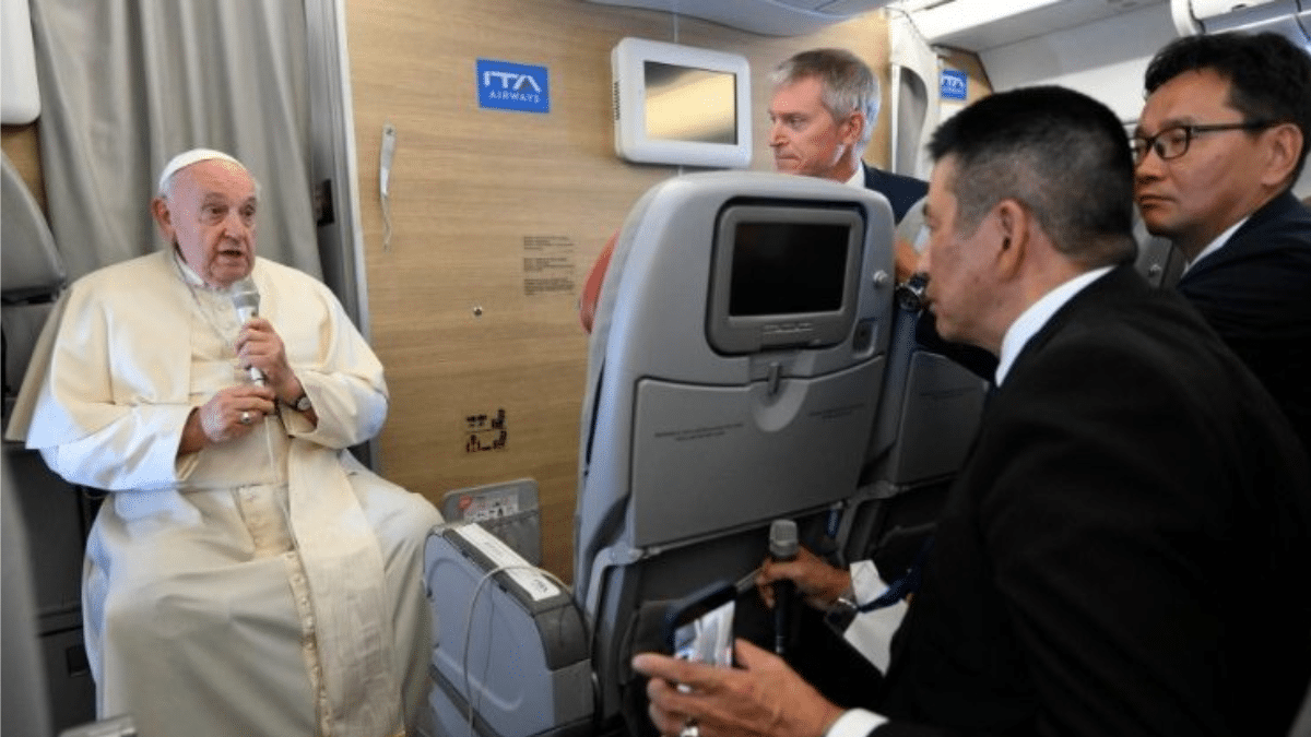 Francisco durante la rueda de prensa en el avión de viaje de vuelta a Roma