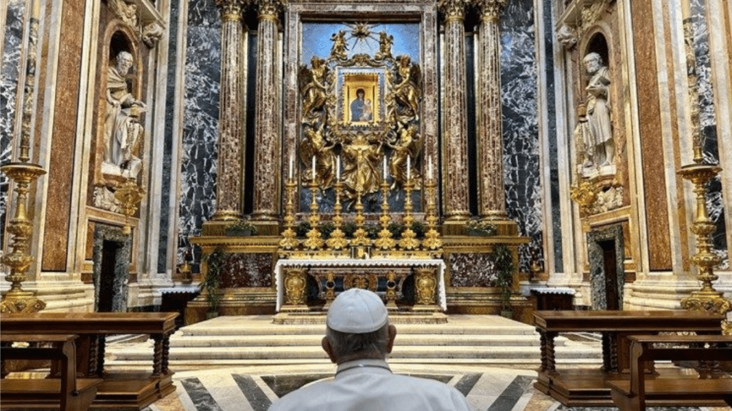 Francisco reza ante el icono de Maria Salus Populi Romani tras su visita a Mongolia