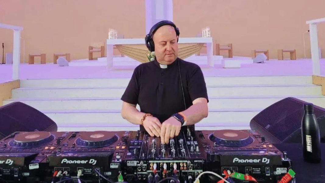 El cura DJ de la JMJ celebrará sus 25 años de sacerdocio… pinchando en Ibiza