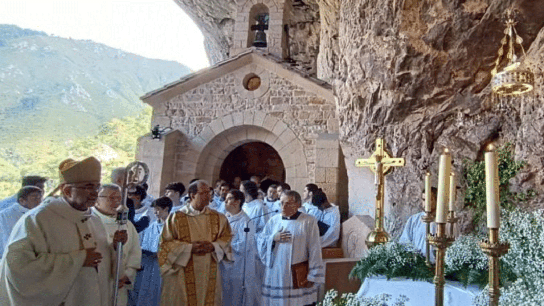 La izquierda política y mediática acosa al arzobispo de Oviedo por criticar la Agenda 2030, el aborto, la eutanasia y a los ‘ecolojetas’